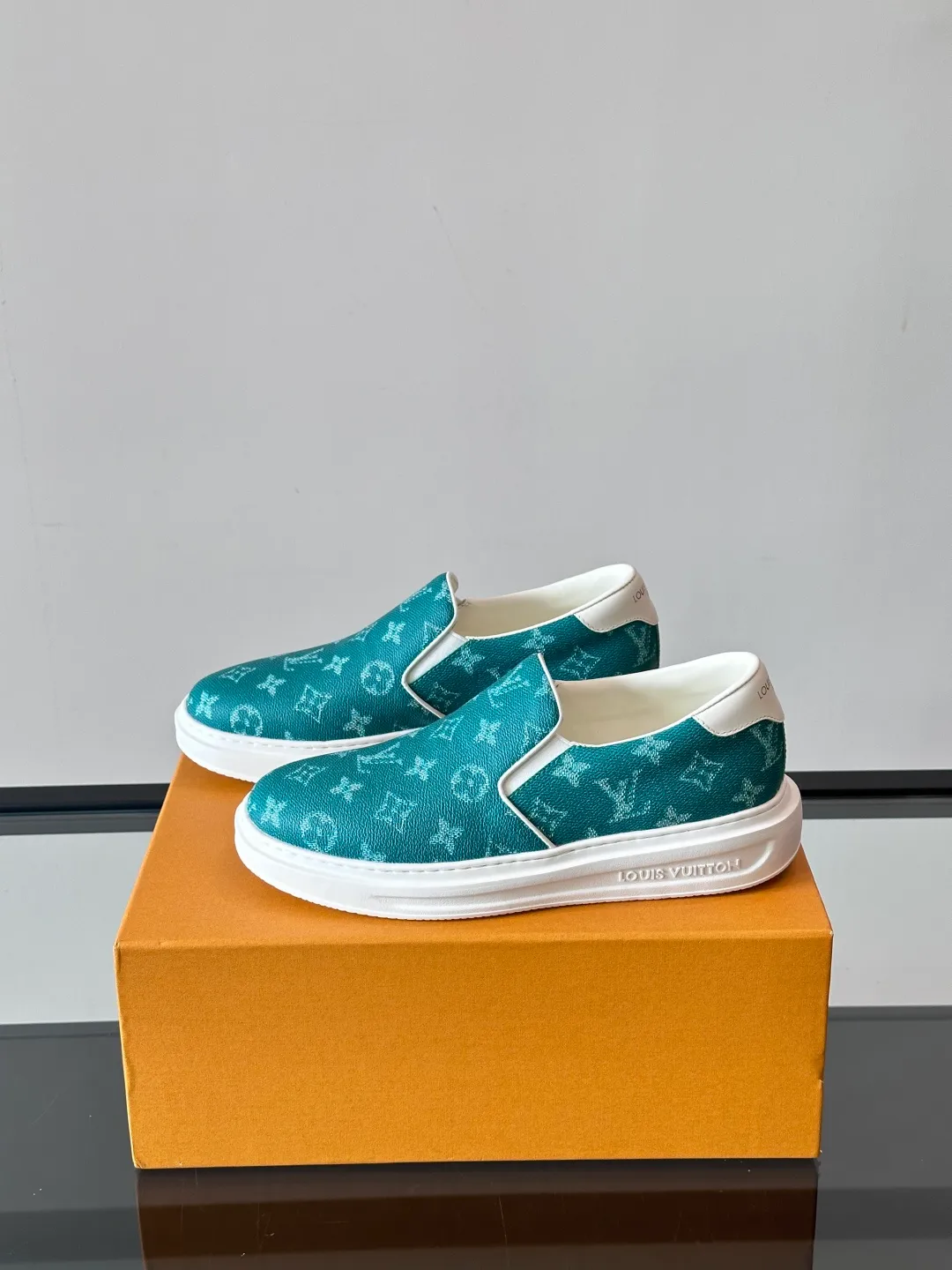 Men's shoes 💰p360 "LOUIS VUITTO＊" Classic presbyopic slip-on loafers are made of classic Damier Gra men's shoes 💰phite canvas, with LV logo embellishment on the shoe body, leather straps decorated with LV metal logo buckles, smooth calf leather trim, and Monogram flower rubber outsole, full of youthful vitality and elegance. Blake craftsmanship and hand-stitched uppers cleverly establish recognition, and the standard sheepskin lining provides a comfortable and soft foot feel! Size: 38-44